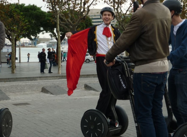 Equilibrios con el disfraz y el segway